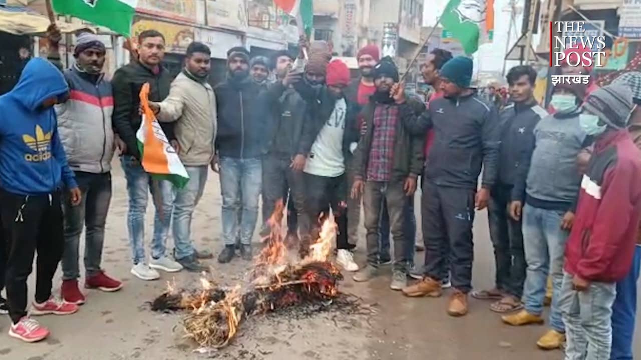 अमर ज्योति लौ विलय के विरोध में लोहरदगा यूथ कांग्रेस ने प्रधानमंत्री का फूंका पुतला