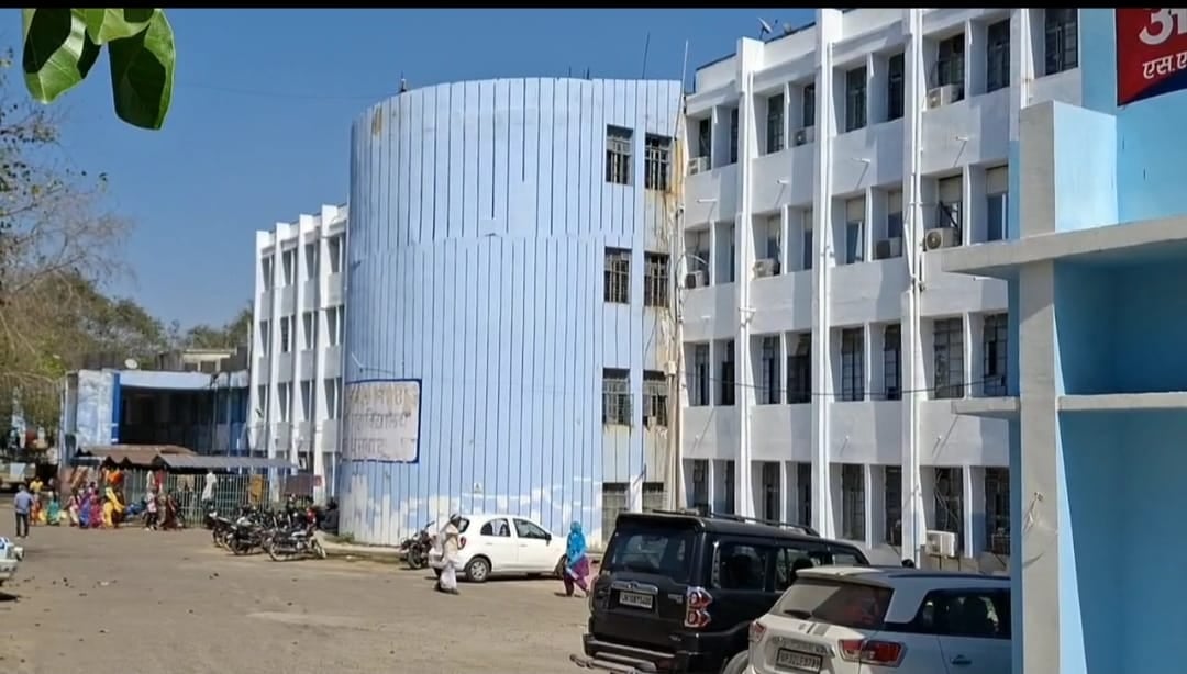 Dhanbad: बिहार के नवादा की किशोरी की बेहोशी की हालत में चल रहा इलाज, पढ़िए- कहां मिली थी अर्धनग्न