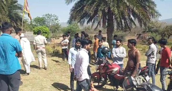 सरायकेला में सड़क किनारे सिर कटी लाश मिलने से सनसनी, हत्या की आशंका, जांच में जुटी पुलिस