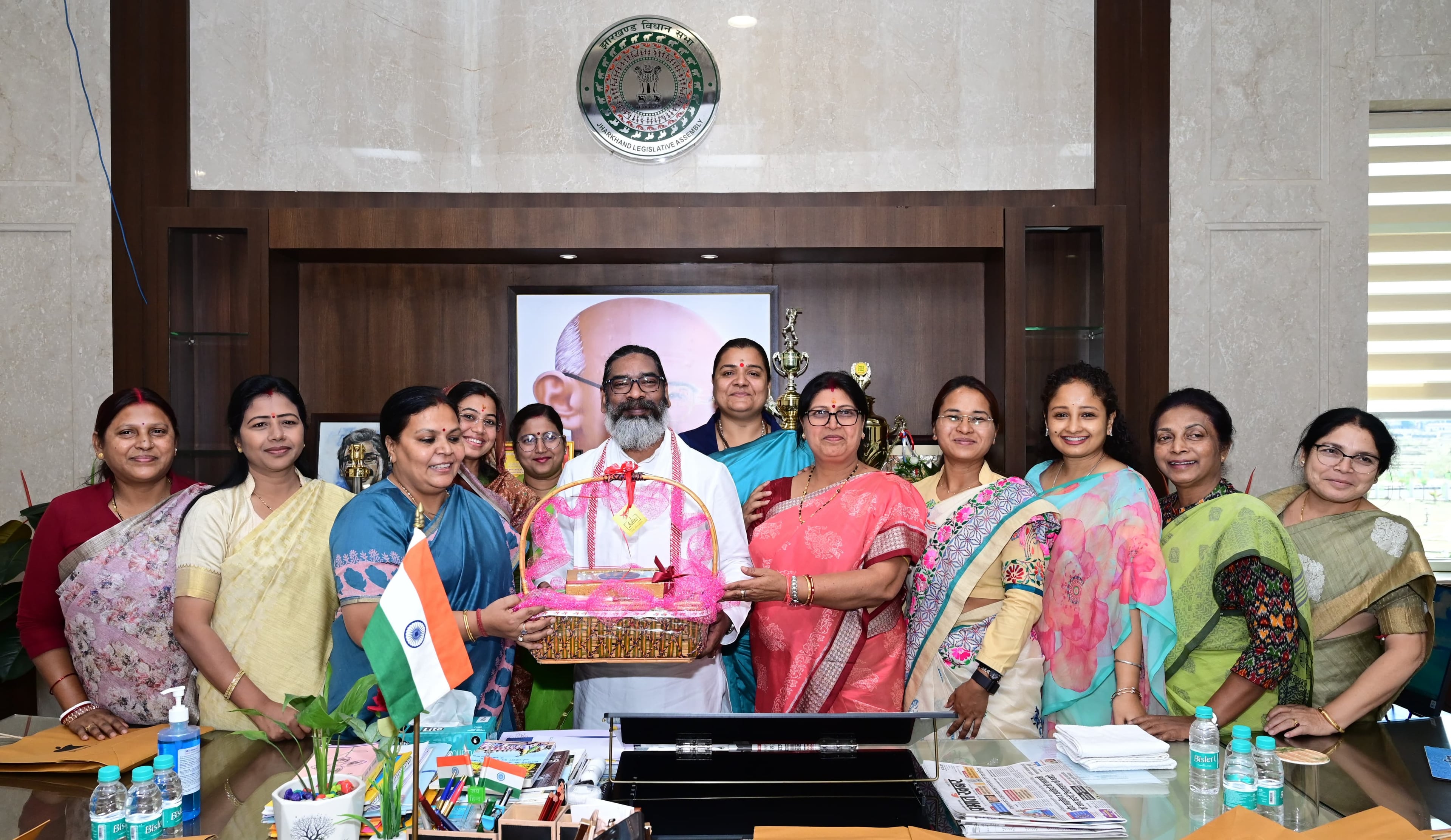 महिला विधायकों ने की सीएम हेमंत से मुलाकात, मुख्यमंत्री ने कहा- विधानसभा में महिलाओं की उपस्थिति से मिलता है नारी शक्ति को बल