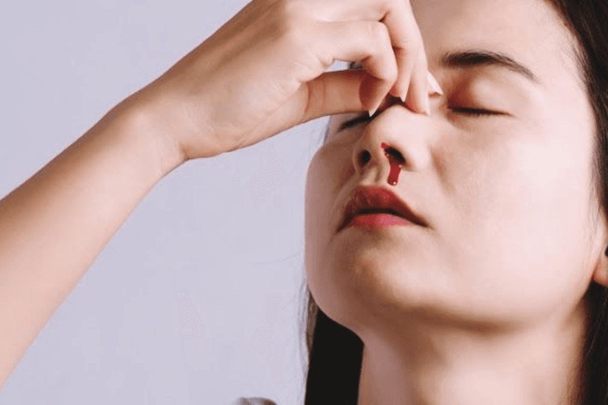 बदलते मौसम में नाक से खून क्यों आने लगता है?अगर आपको भी है ये समस्या तो हो जाए सावधान!