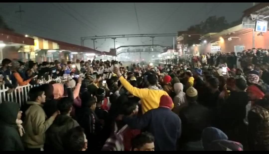 रेलवे ग्रुप डी परीक्षा को लेकर छात्र उतरे रेलवे ट्रैक पर, रेलवे परिचालन बाधित