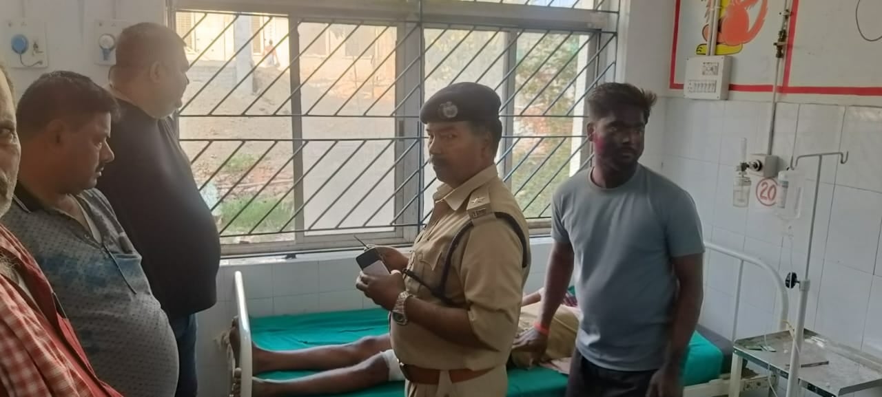 BIG BREAKING: दुमका में होली के जश्न में चली गोली, मची अफरा तफरी, जांच में जुटी पुलिस