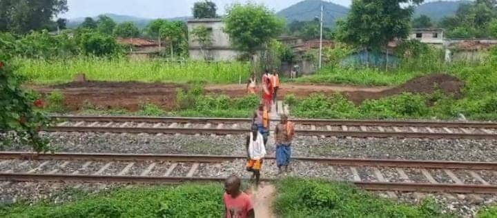 लापरवाही..! रेलवे ने नहीं बनाया रेल फाटक, तो ग्रामीणों ने रेलवे ट्रैक पर बना दिया कच्ची सडक