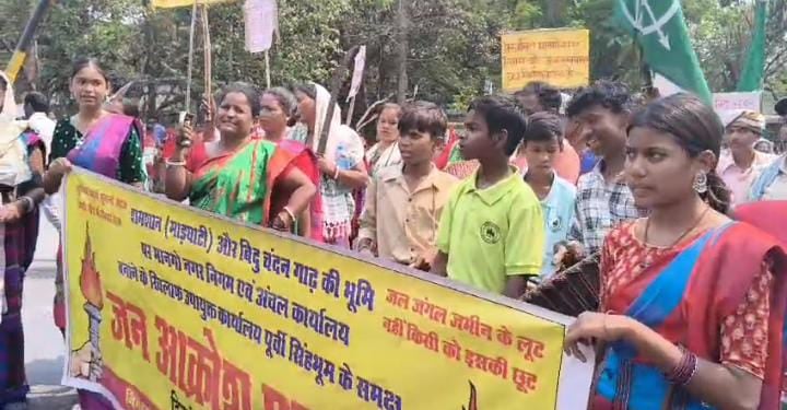 जमशेदपुर: बालिगुमा और गौड़गोड़ा के ग्रामीणों ने डीसी कार्यालय के बाहर किया जोरदार हंगामा,पढ़े क्या है इनकी मांग