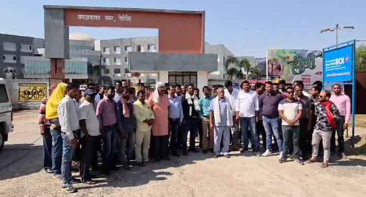 गिरिडीह:शराब विक्रेता एजेंसी के खिलाफ कर्मियों का हल्ला बोल,उपायुक्त कार्यालय के समझ धरना प्रदर्शन कर लगाया ये आरोप