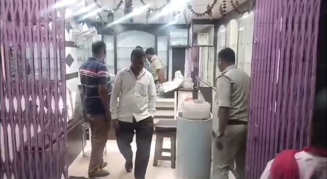 कतरास के सोना दुकान में चोरी का यह तरीका किसी को भी कर सकता है परेशान, बिना ताले टूटे कैसे हुई चोरी, पढ़िए !