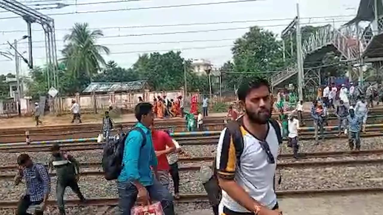 रेलवे की लापरवाही से कभी भी बडा हादसा हो सकता है जसीडीह स्टेशन पर,बेखौफ होकर ट्रैक पार करते हैं रेल यात्री