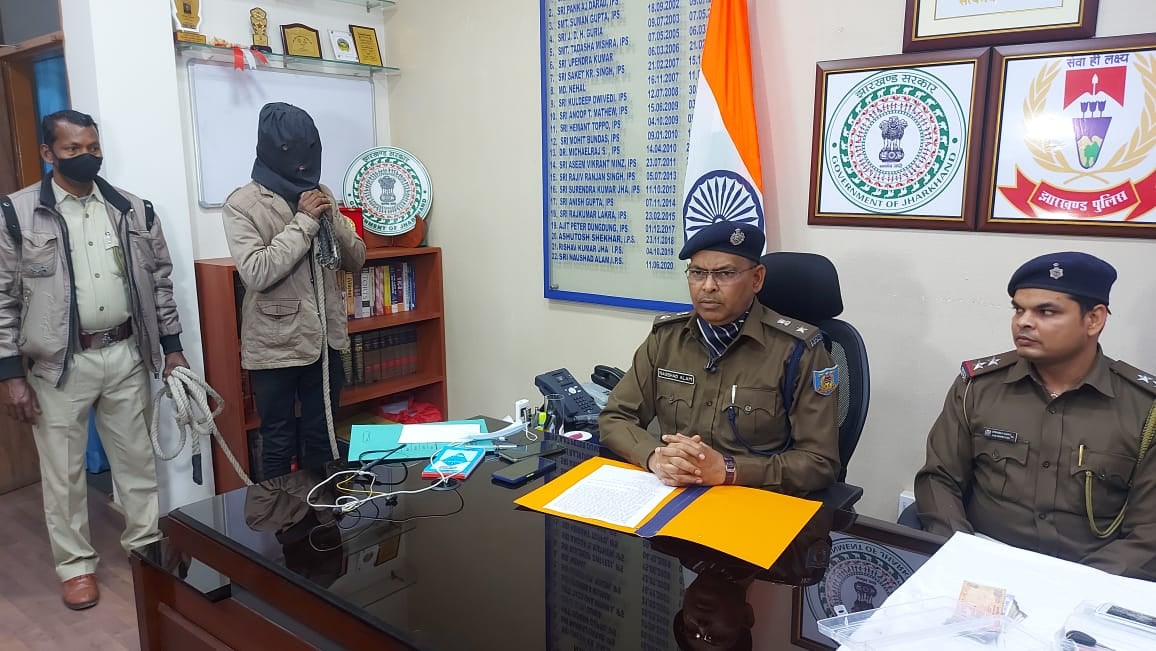 तीन सड़क लुटेरों को पुलिस ने किया गिरफ्तार,लूट की बाइक सहित अन्य सामान बरामद