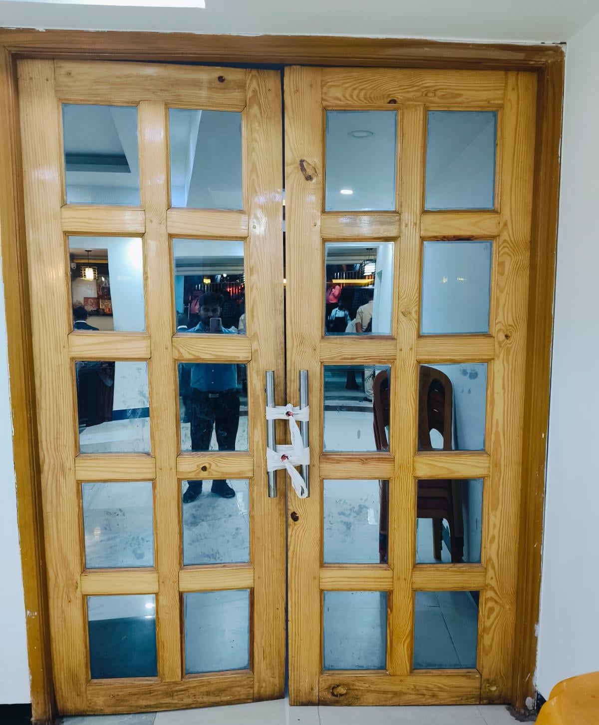Dhanbad: मल्टी स्टोरी बिल्डिंग पाम इन पर चला प्रशासन का डंडा, बेसमेंट को क्यों किया गया सील, पढ़िए !