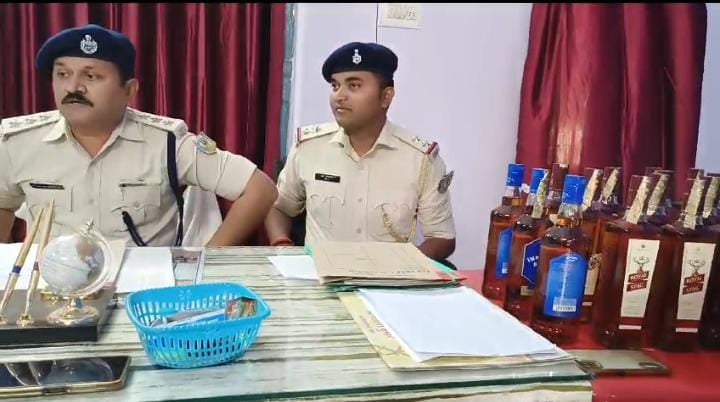 साहिबगंज: गंगा नदी के रास्ते विदेश शराब की तस्करी करनेवालों पर पुलिस की बड़ी कार्रवाई, भारी मात्रा में शराब के साथ एक को दबोचा