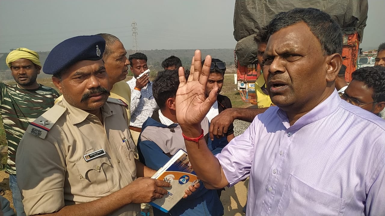 बोकारो: ग्रामीणों ने अवैध कोयला लदे ट्रक को पकड़ा, पूर्व विधायक ने कहा जिनके जिम्मे है विधि-व्यवस्था वही भ्रष्टाचार में हैं लिप्त