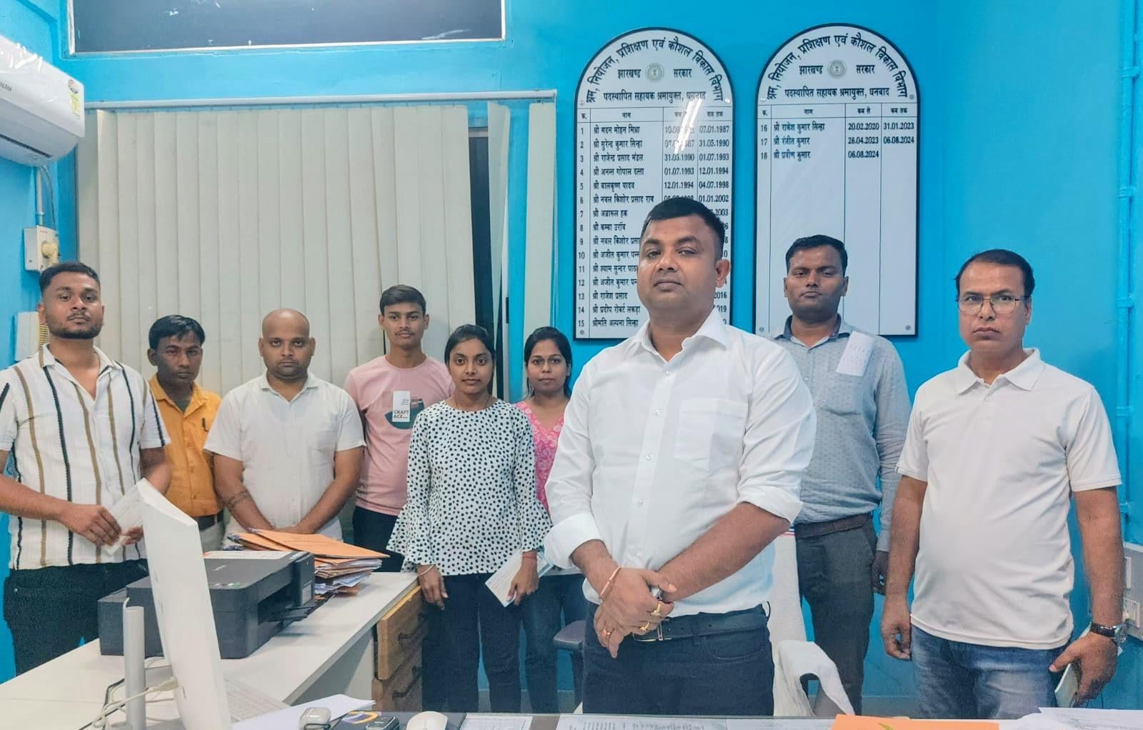 Dhanbad: सहायक श्रमायुक्त के हस्तक्षेप के बाद 8 कामगारों को इस तरह मिला 3.54 लाख बकाया