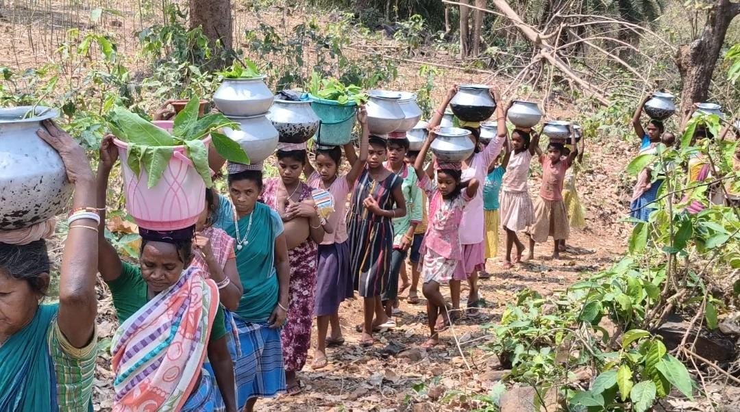 साहिबगंज: ‘डीसी साहब हमें पानी दिला दीजिए...’ बूंद-बूंद पानी के लिए तरस रहे हैं हल्दीगढ़ पहाड़ के ग्रामीण, कच्ची सड़क तक की भी नहीं है सुविधा