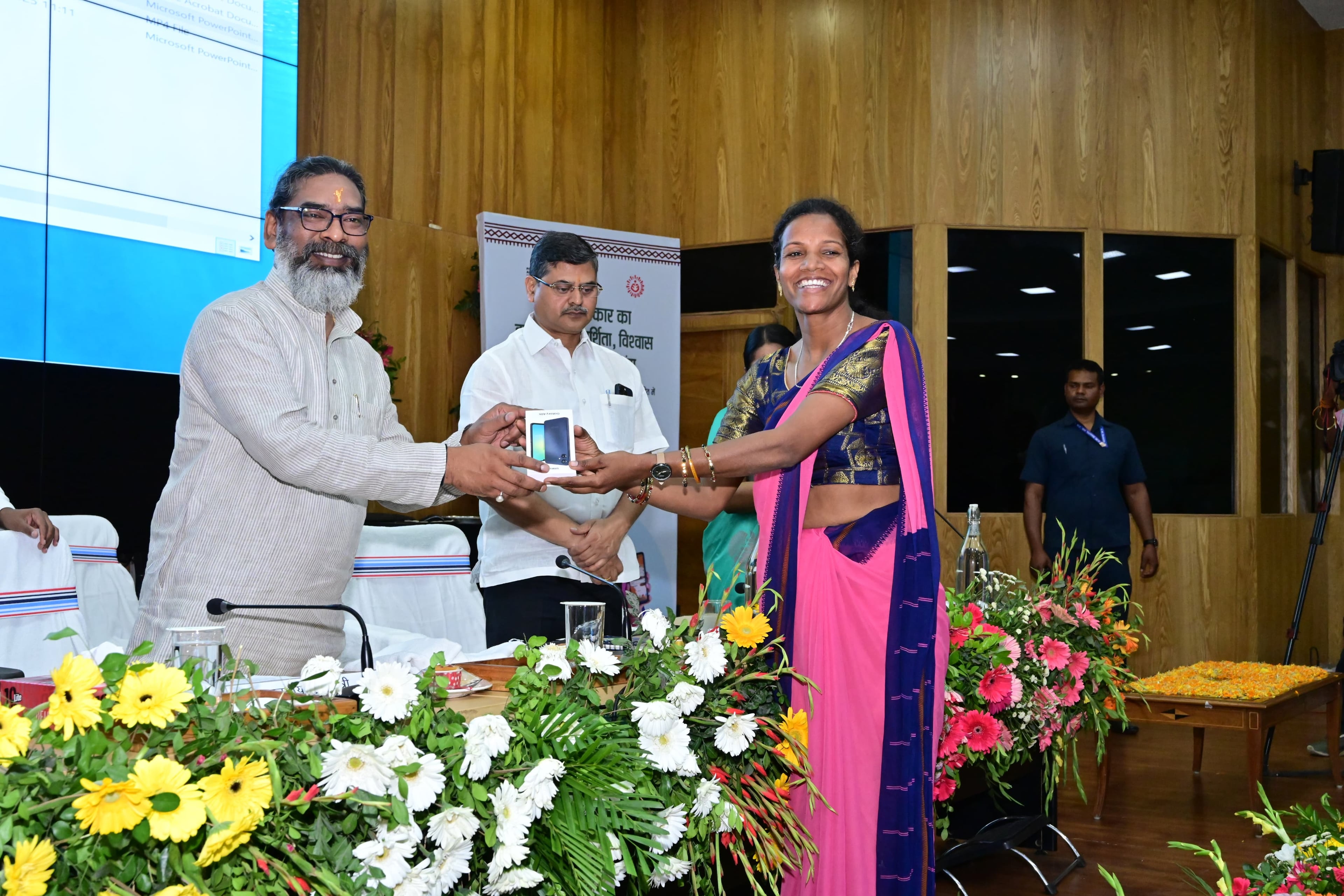 आंगनबाड़ी सेविकाओं को सीएम हेमंत सोरेन ने दिया स्मार्टफोन का तोहफा, कहा- कार्यों में सहूलियत के साथ आएगी गति