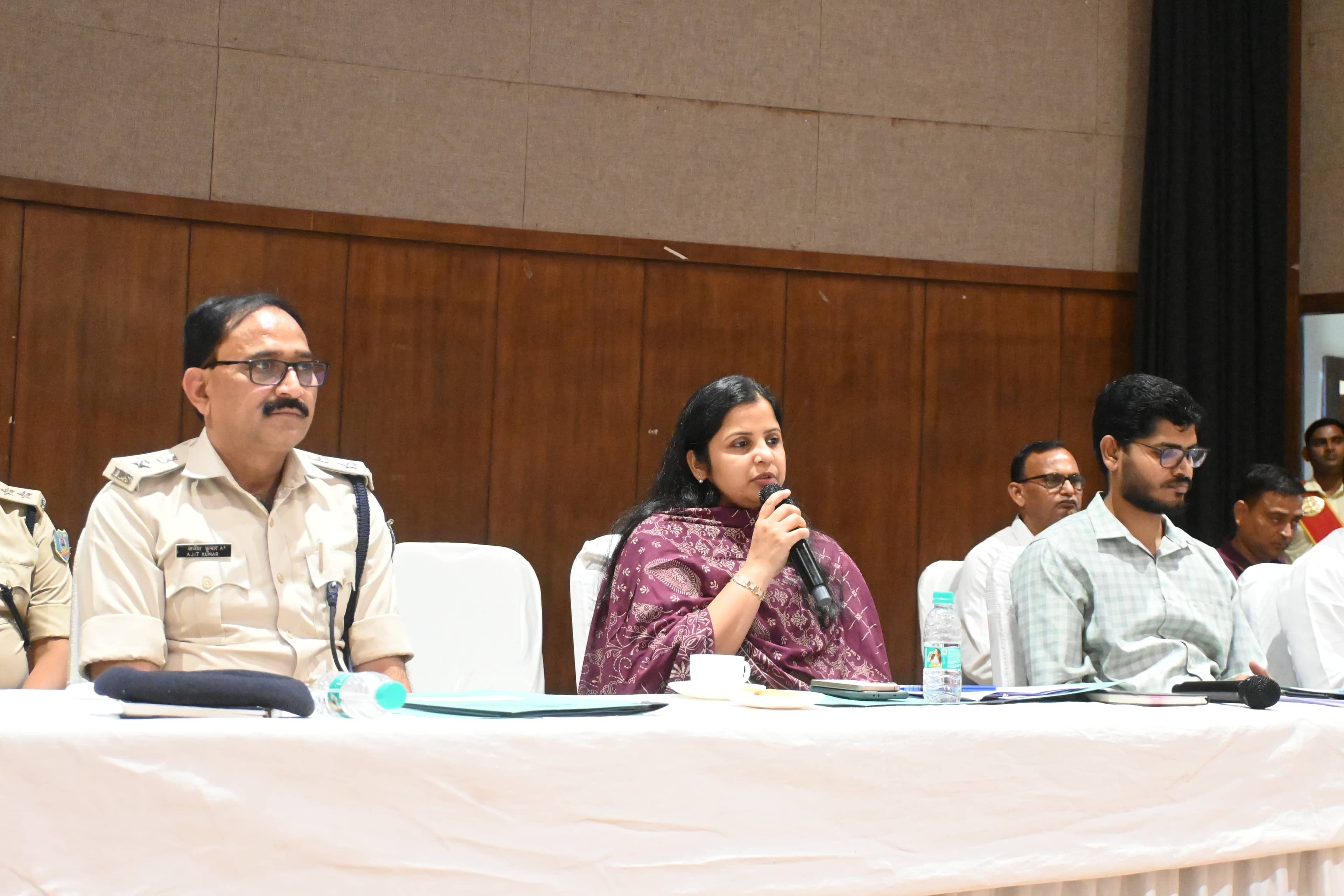 Dhanbad: त्योहारों को लेकर जिला प्रशासन के रहेंगे चाक -चौबंद इंतजाम, गैर लाइसेंसी अखाड़ा दल नहीं निकालेंगे जुलूस