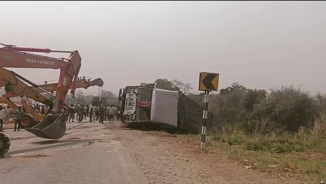 सरायकेला में बड़ा हादसा, एनएच 33 पर अनियंत्रित ट्रक 50 फीट नीचे रेलवे ट्रैक पर गिरा, ट्रेनों की आवाजाही बाधित