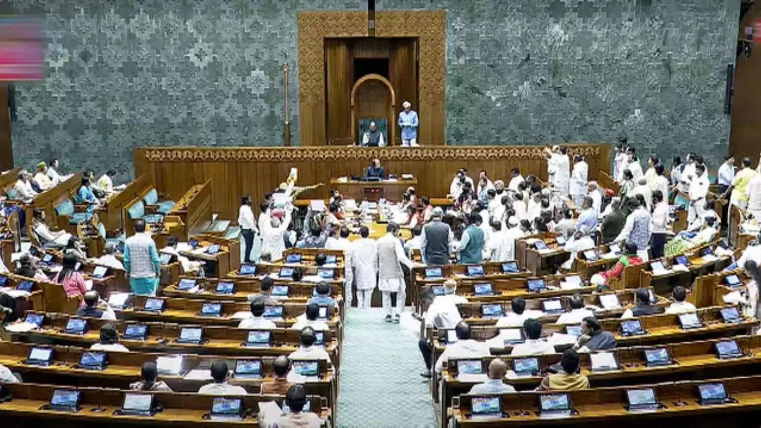 आखिर क्यों मचा है वक्फ बोर्ड संशोधन विधेयक को लेकर बवाल! क्या छीन जायेगा मुसलमानों का हक, क्या है मोदी का प्लान