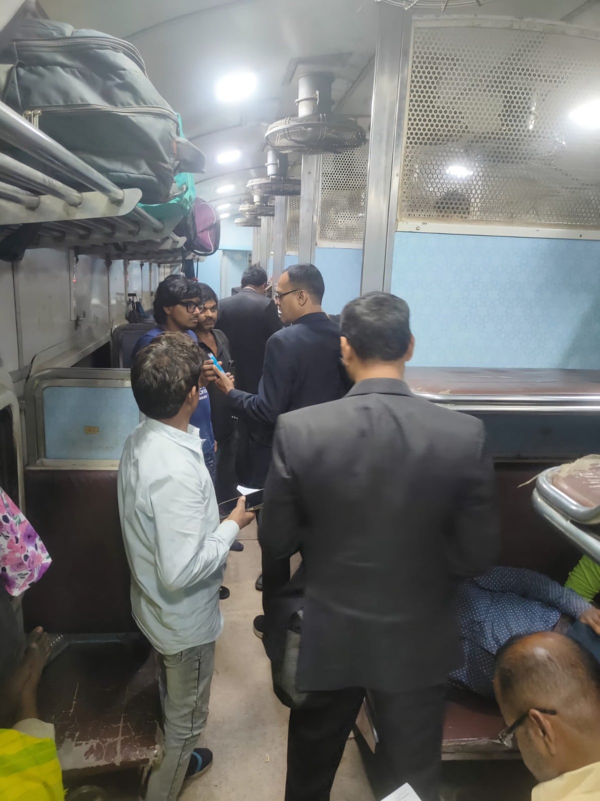 हो जाइये होशियार! धनबाद रेल मंडल के किसी भी स्टेशन पर बिना टिकट पकड़ाए, तो यह मिलेगी सजा
