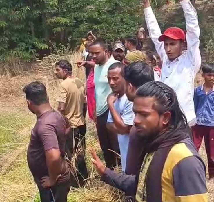 रामगढ़ के सिरका बुधबाजार में अवैध पानी कनेक्शन काटने पहुंचे थे सुरक्षाकर्मी, ग्रामीणों ने किया विरोध तो उल्टे पांव भागे