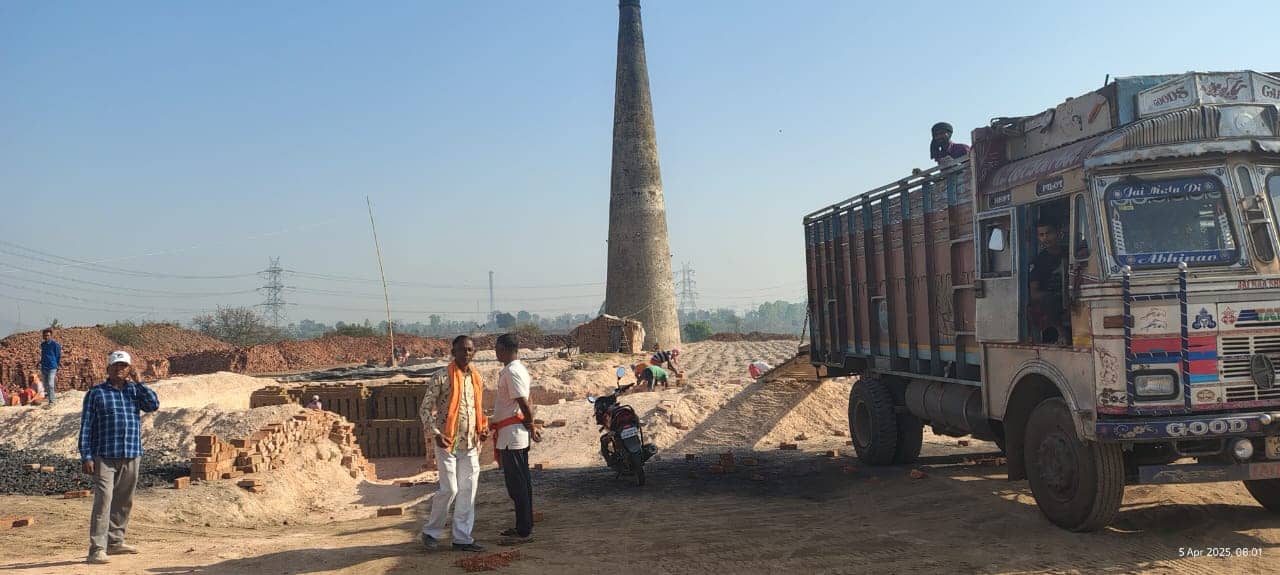 लातेहार: चंदवा में PLFI उग्रवादियों ने मचाया उत्पात, ईंट भट्ठे और क्रेशर प्लांट पर की गोलीबारी, एक मजदूर घायल