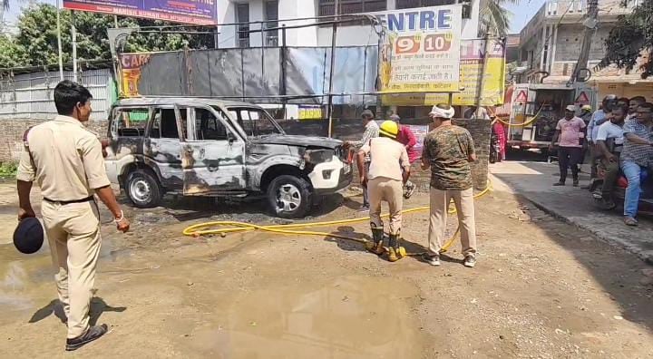 BREAKING:अचानक धू -धूकर जलने लगी सर्व शिक्षा अभियान के डीपीओ की गाड़ी, मची अफरा-तफरी