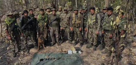 गढ़वा पुलिस को मिली बड़ी सफलता, जंगल से भारी मात्रा में बरामद किए हथियार और बम
