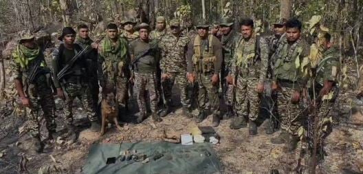 गढ़वा पुलिस को मिली बड़ी सफलता, जंगल से भारी मात्रा में बरामद किए हथियार और बम