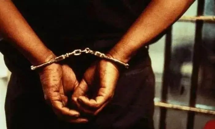 पुलिस पर हथियार, लाठी-डंडा, व पत्थरों से हमला करने वाला आरोपी पकड़ाया, 50 किलोग्राम का कीमती अवैध ग्रीन पत्थर भी बरामद