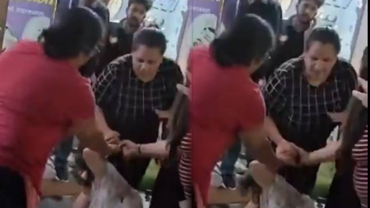 सोसाइटी की दो महिलाओं में हुआ भयंकर युद्ध, पहले गाली-गलौज फिर खींचने लगी बाल, कहा ‘पुलिस बुलाओ इसने मां की...’