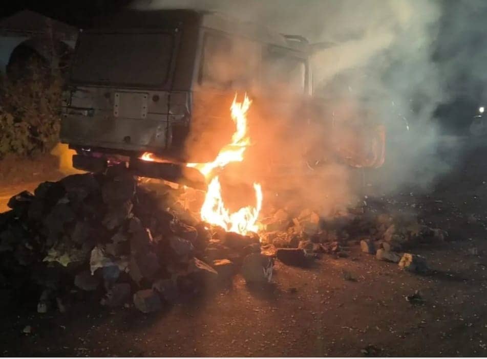 धनबाद में कोयले के "काले खेल" में फूंक दी गई बोलेरो, क्या कहते हैं ग्रामीण, पढ़िए- फिर आगे क्या हुआ