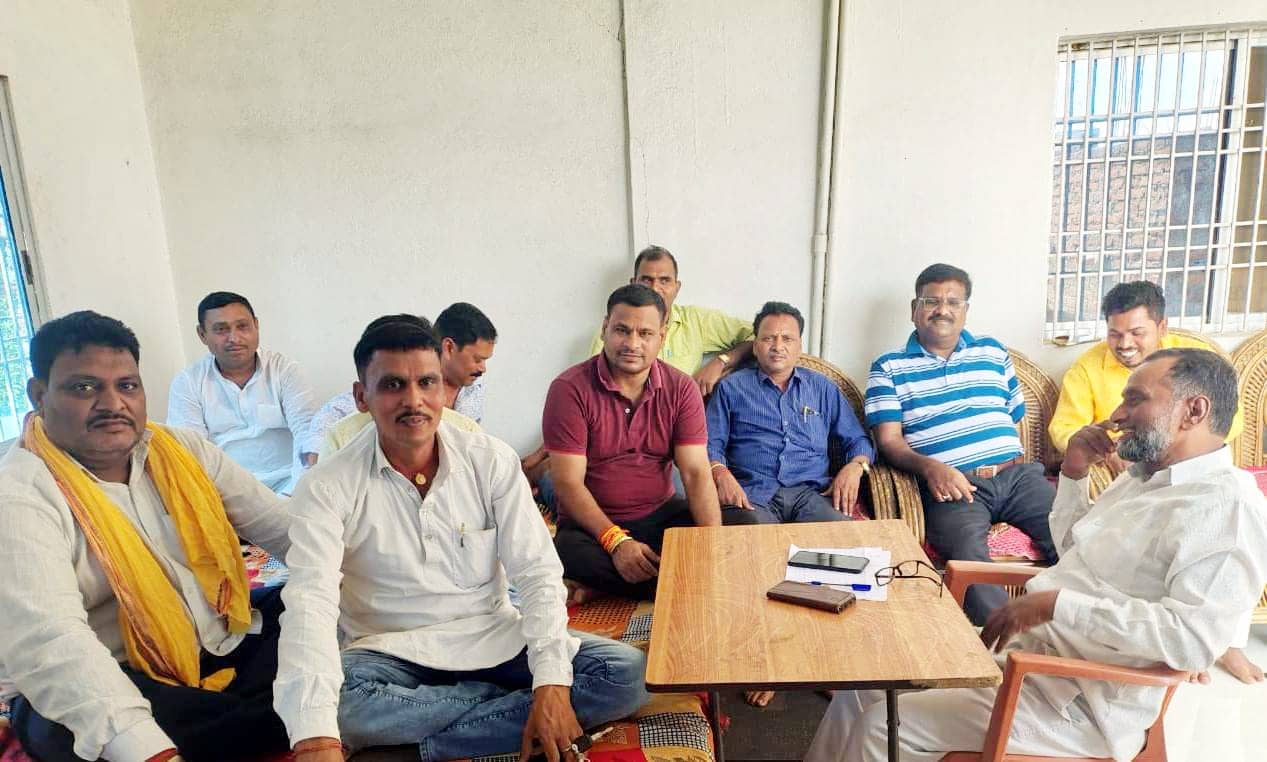 पलामू: हैदरनगर में म्यूटेशन कराने के नाम पर हो रही अवैध वसूली, प्रखंड व अंचल में हो रहे भ्रष्टाचार को लेकर मुखिया संघ ने आंदोलन की दी चेतावनी