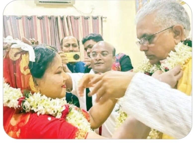 बंगाल के 61 वर्षीय भाजपा नेता दिलीप घोष और भाजपा नेत्री रिंकू मजूमदार की लव स्टोरी किसी फ़िल्मी कहानी से कम नहीं, पढ़िए पूरी स्टोरी