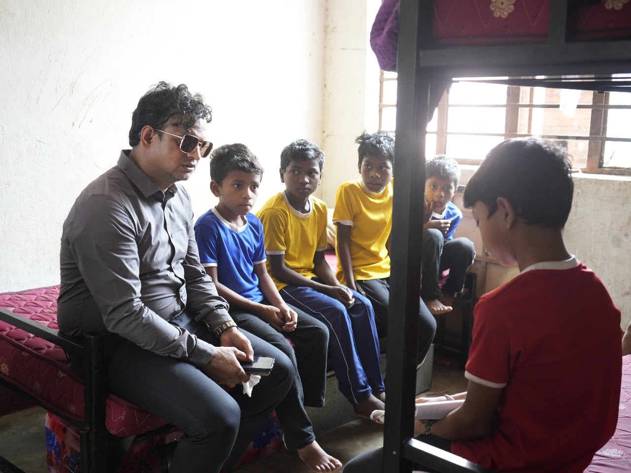 उपायुक्त हेमंत सती ने आदिवासी विद्यालय का किया निरीक्षण, व्यवस्थाओं का लिया जायजा