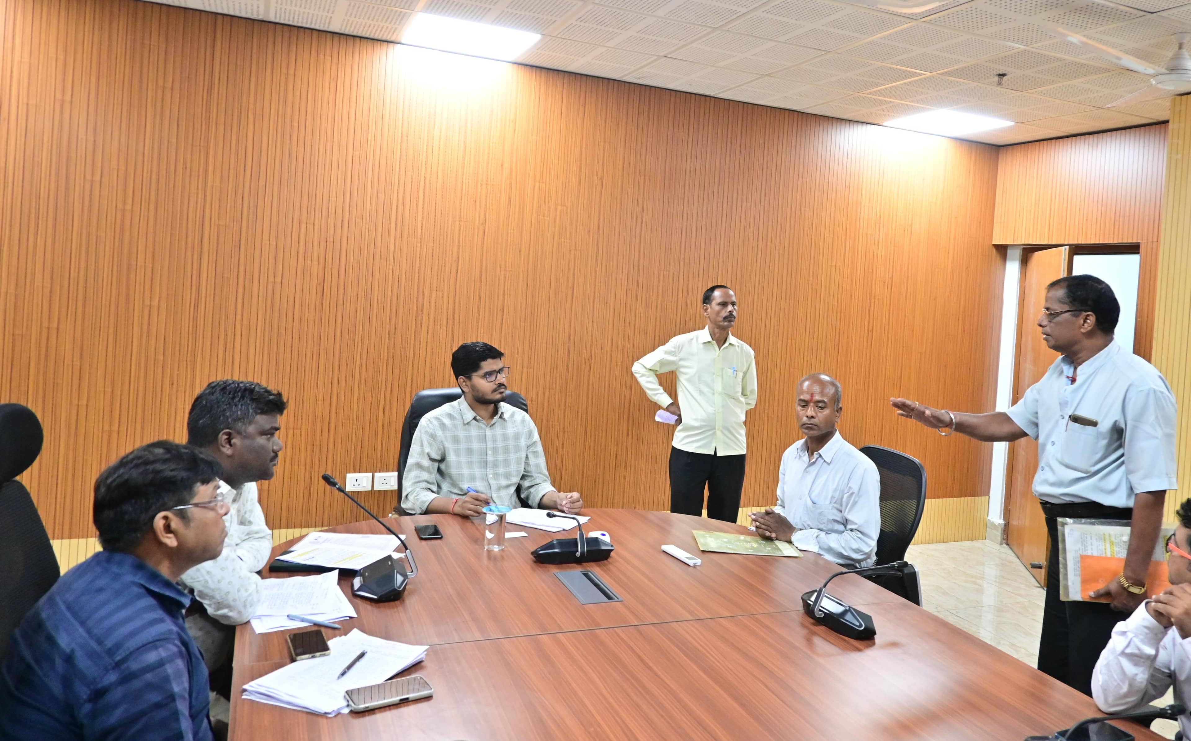 हुजूर बचा लीजिये! पति की गुहार -पत्नी धोखाघड़ी कर पैसे निकाल ली, बहू खुद के घर में घुसने नहीं दे रही