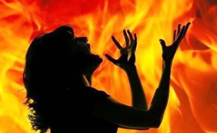 बड़ी खबर: प्रेमी से हुई अनबन तो युवती ने खुद को लगा लिया आग, 90% झुलसी, रिम्स रेफर