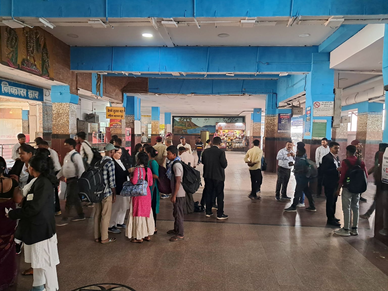 धनबाद रेल मंडल के एक स्टेशन पर बारह घंटे की जांच में मिली एक लाख चालीस हज़ार, कुल जंक्शन, स्टेशन और हाल्ट है 147