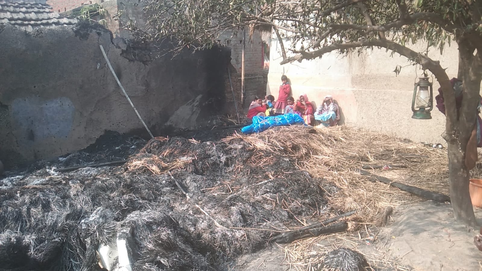 फूस के घर में डिबरी से लगी आग, सोयी वृद्ध महिला की मौत