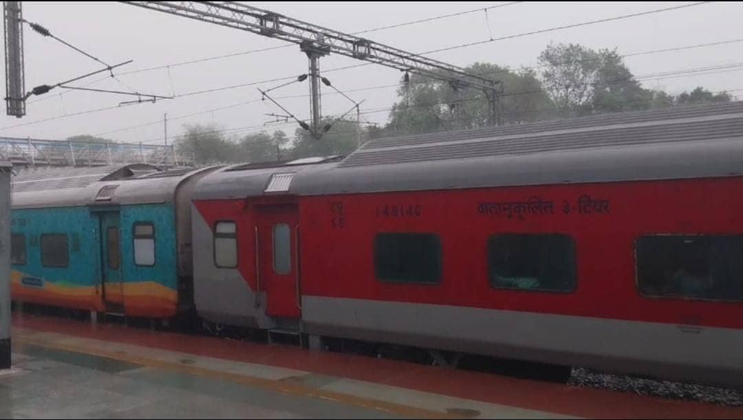 तेज आंधी-तूफान का कहर, विद्युत आपूर्ति अचानक बाधित होने से मधुपुर में 25 मिनट तक रुकी रही टाटा-आरा एक्सप्रेस ट्रेन