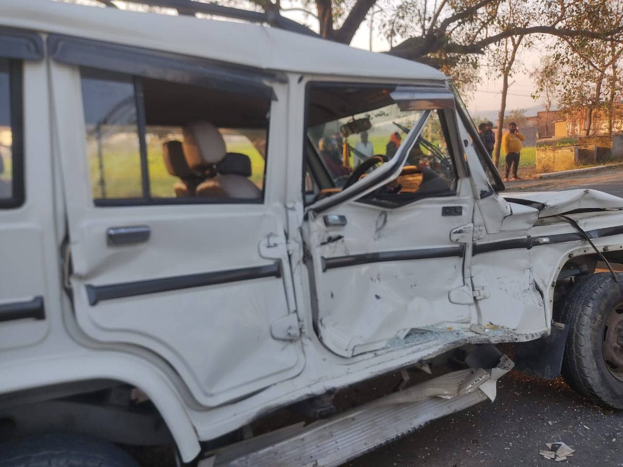 हाईवा ने मारी बोलेरो में टक्कर, बोलेरो चालक की हालत गंभीर