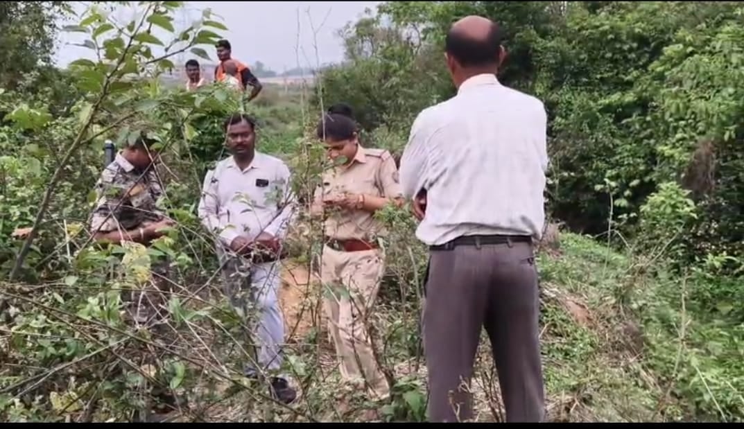 धनबाद का राजगंज : पति पर शक का भूत सवार हुआ तो आधी रात को पुलिस पहुंची जंगल, गड्ढे से खोद कर निकाला शव
