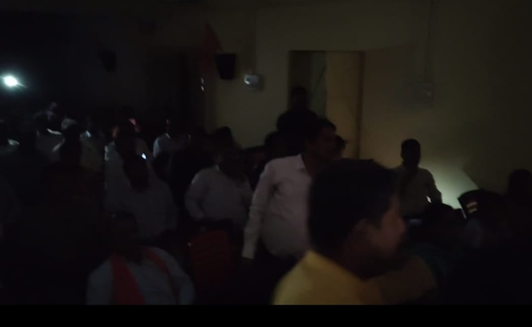झारखंड के इस ज़िले में कोयला राज्य मंत्री सतीश चंद्र दुबे को मोबाइल की रोशनी में करनी पड़ी पीसी, पढ़िए -फिर क्या हुआ !