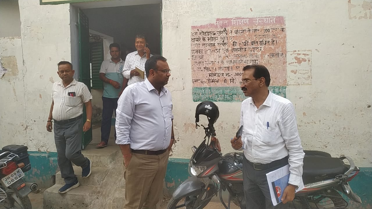 छात्राओं से अश्लील हरकत करने का मामला: जब बोकारो जिला शिक्षा अधीक्षक पहुंचे स्कूल और किया मामले की जांच, तो जानिए फिर क्या हुआ