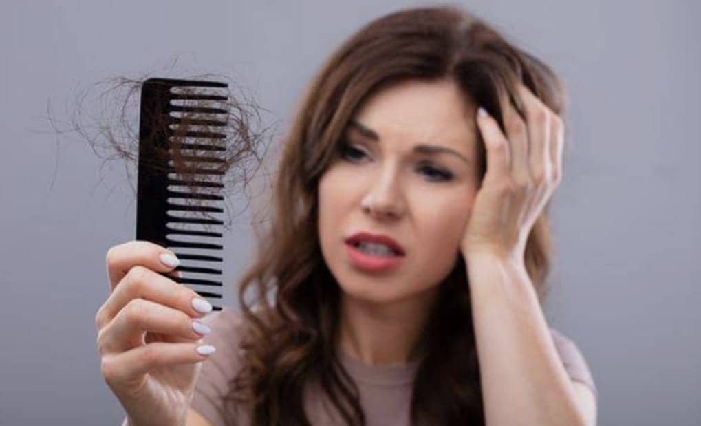 बालों का झड़ना नहीं रुक रहा? कहीं आपकी ये 6 आदतें तो नहीं है इसकी बड़ी वजह
