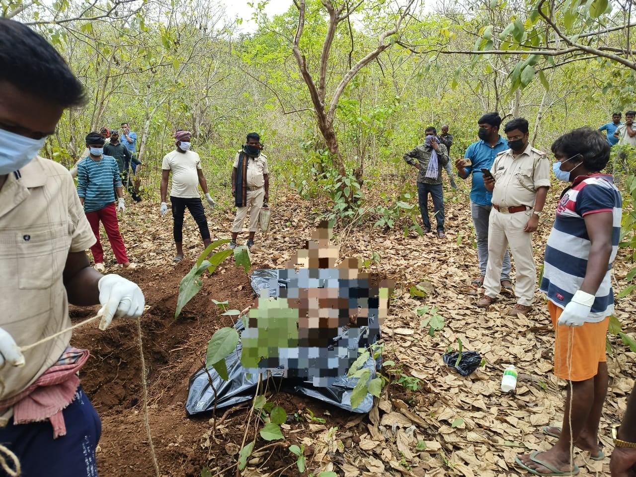 साहिबगंज: माला बेचने आए युवक की पीट-पीटकर हत्या, पुलिस ने बारह दिन बाद कब्र खोदकर निकाला सड़ा-गला शव