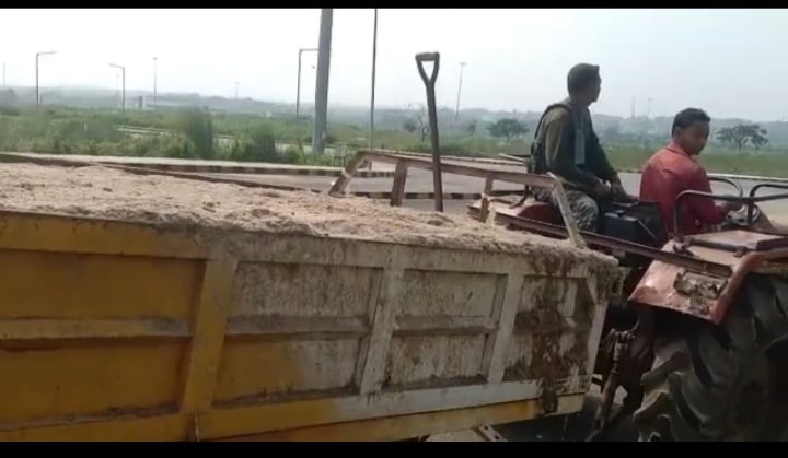 पुलिस-माफिया के मिलीभगत से आदित्यपुर में बालू का अवैध खनन जारी, दो ट्रैक्टर जब्त