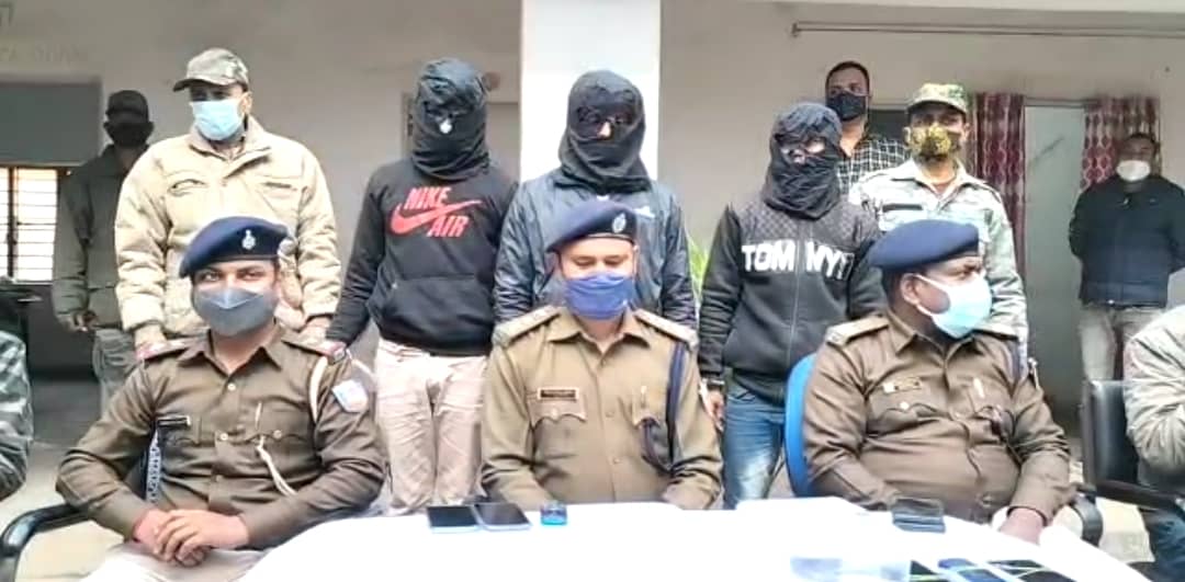 पुलिस ने पिकअप वैन से छिनतई करने वाले तीन आरोपी को किया गिरफ्तार, एक फरार