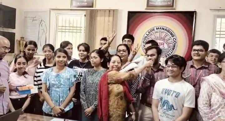 शाबाश! सीबीएसई 12वीं की परीक्षा में जमशेदपुर की बेटी का जलवा,98.2 प्रतिशत अंक लाकर बनी सिटी टॉपर