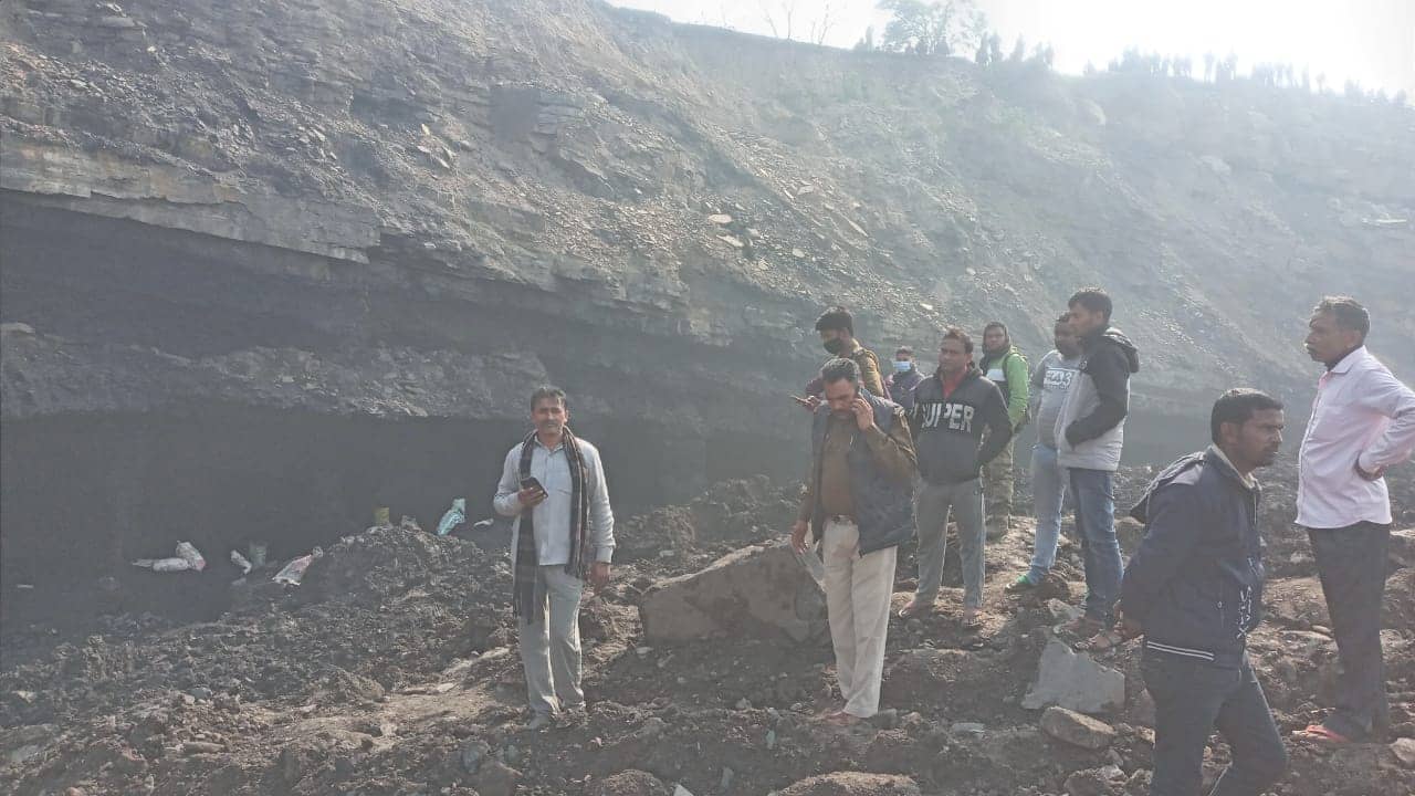 BREAKING NEWS : धनबाद में बड़ा हादसा, चॉल घंसने से पांच लोगों की मौत, कुछ और लोगों के दबे होने की आशंका, राहत कार्य तेज