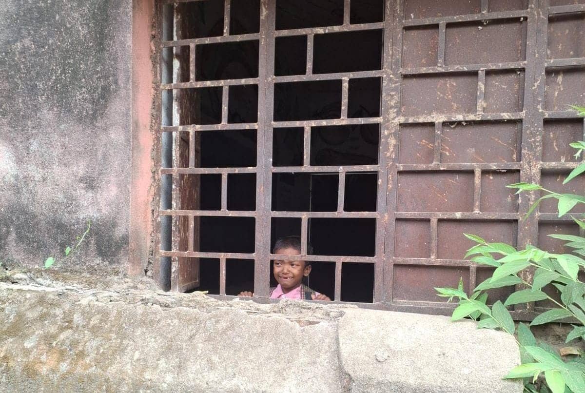 पाकुड़: स्कूल प्रशासन की बड़ी लापरवाही, छुट्टी के बाद क्लासरूम में ही छूट गई नन्ही सोनम, जब ग्रामीणों ने देखा तो.....